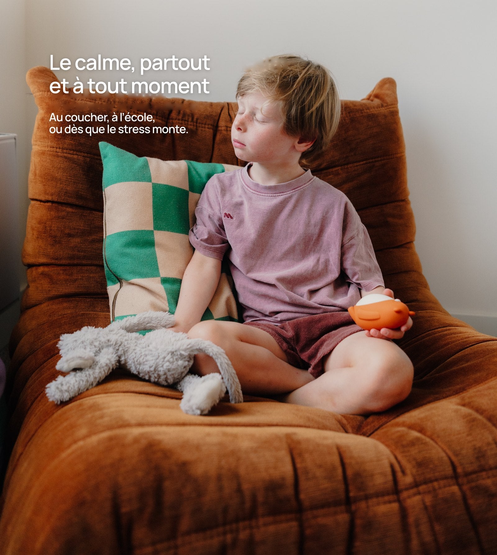 moonbuddy, compagnon de respiration, tenu dans les mains d’un enfant